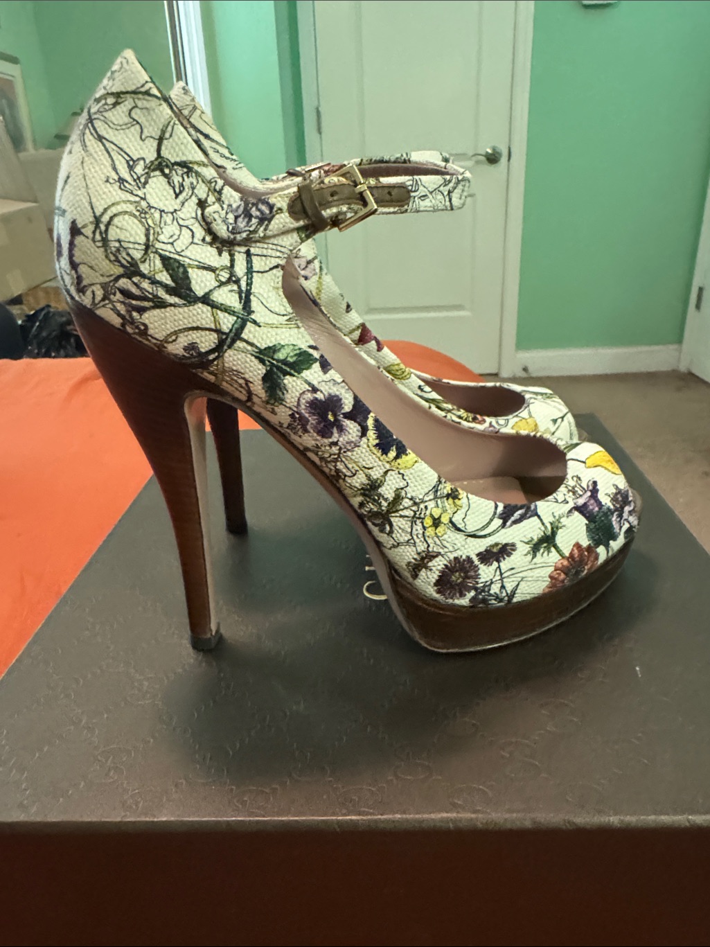 Gucci Floral Print Mary Jane Platform Heels - White Multi